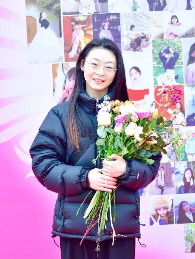 倾心付出菁菁校园,三尺讲台芳菲绘彩,渲染时代芳华