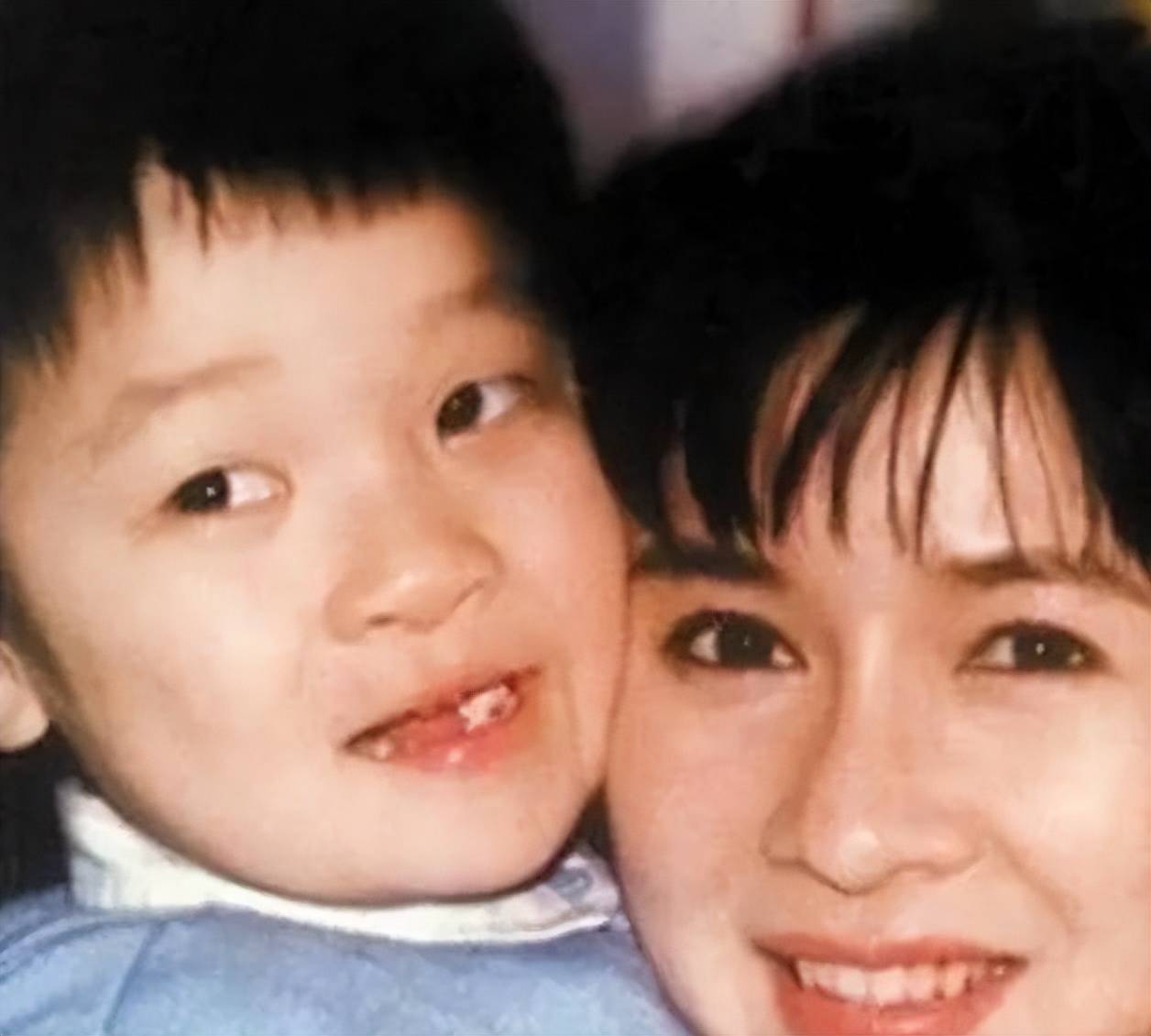 蔡明凭借自己不懈的努力和对表演的热爱,终于在与陈佩斯合作的小品