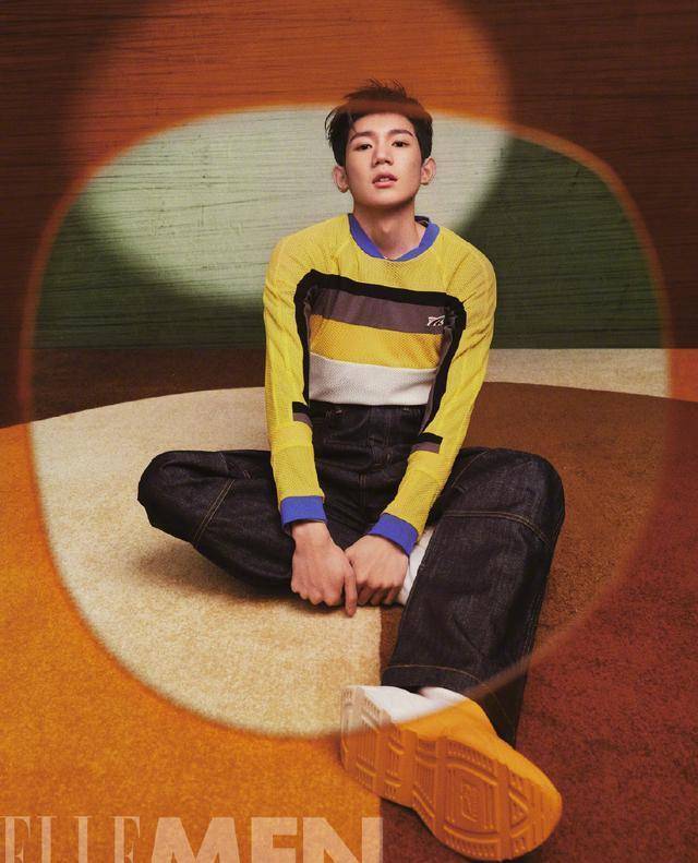 原创王源越来越硬汉一袭皮衣搭逗号刘海帅翻天五官俊朗秒杀众鲜肉