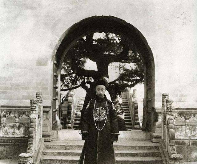 有意思的是,虽然清朝灭亡了,但溥仪依旧是"皇帝",在紫禁城中依旧保留