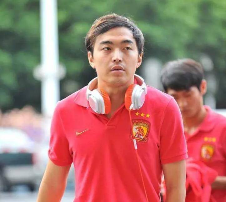 头发斑白,39岁冯潇霆上任,亮相北京新岗位,年薪六位数很满足_球员_球