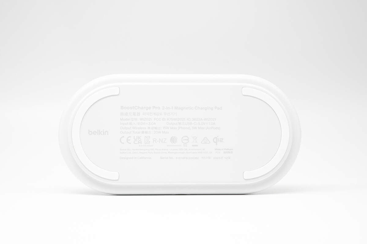 另一侧边中框处拥有单 usb type-c 端口,母口胶芯为纯白色,且丝印"