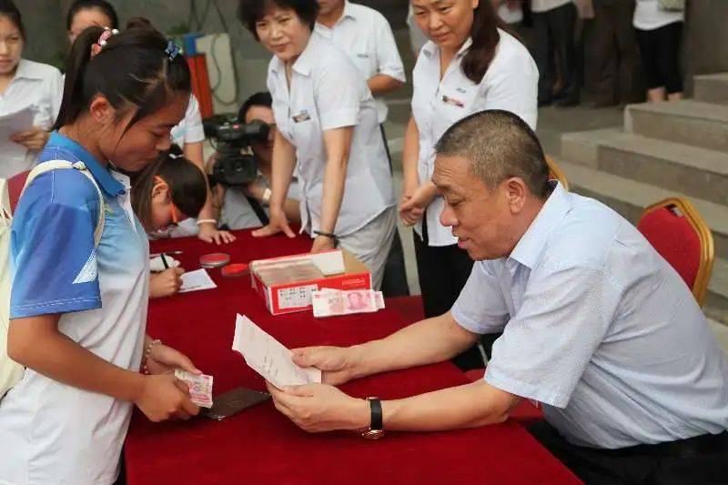 一言不合就发钱这个河南老板为什么还没破产