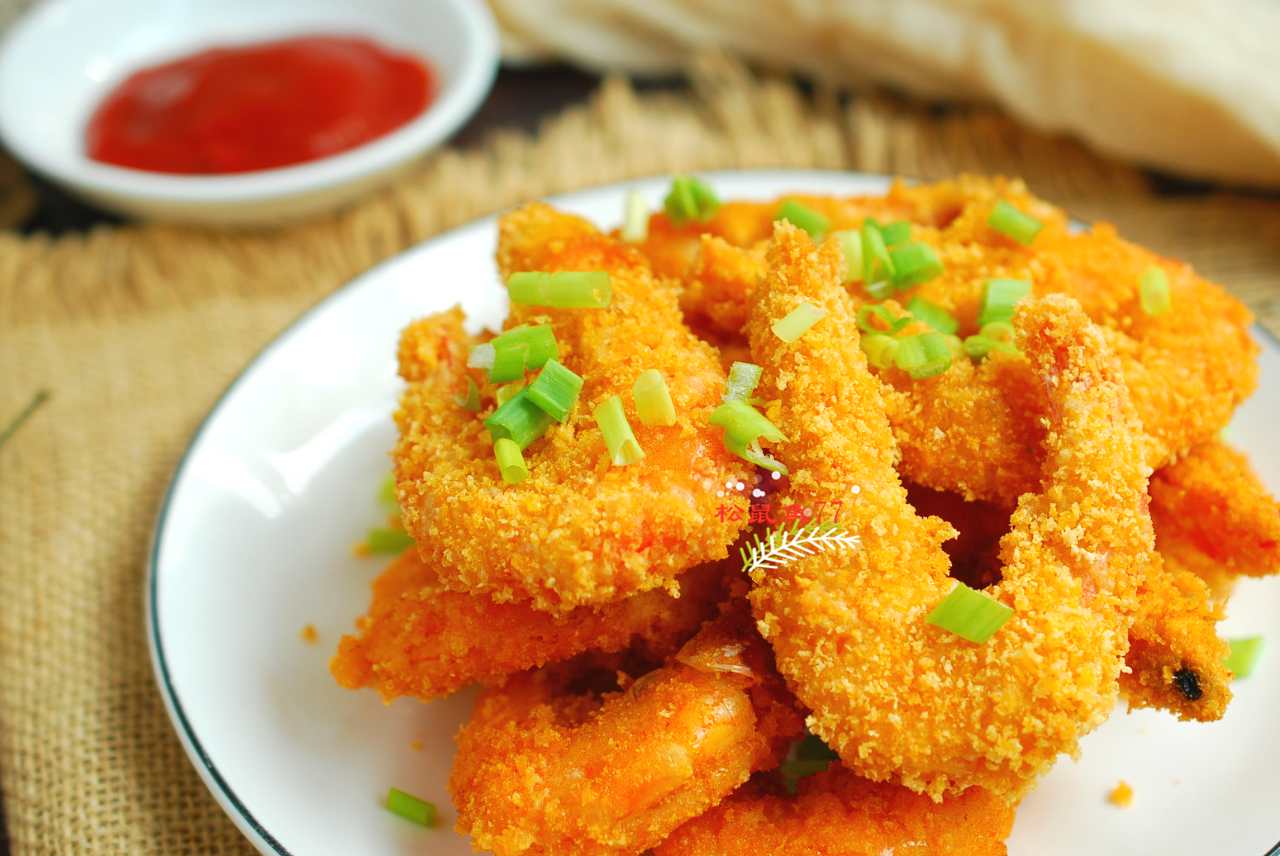 6,炸好的香酥虾放在厨房吸油纸上吸干油分,配一碟番茄酱汁,或椒盐粉一