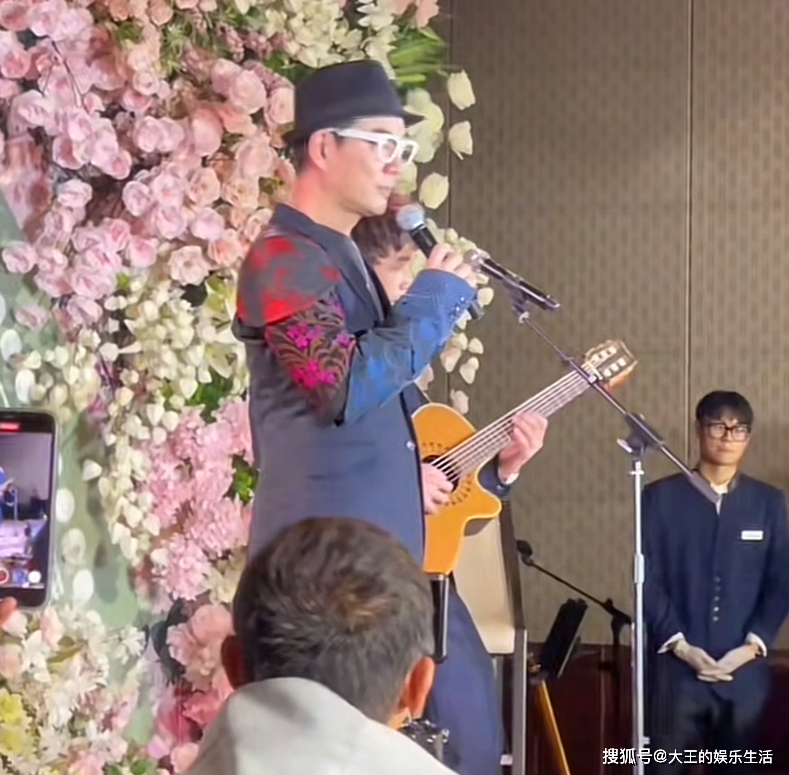 55岁黄品源北京举行婚礼任贤齐现身献唱小24岁外国妻子很惊艳