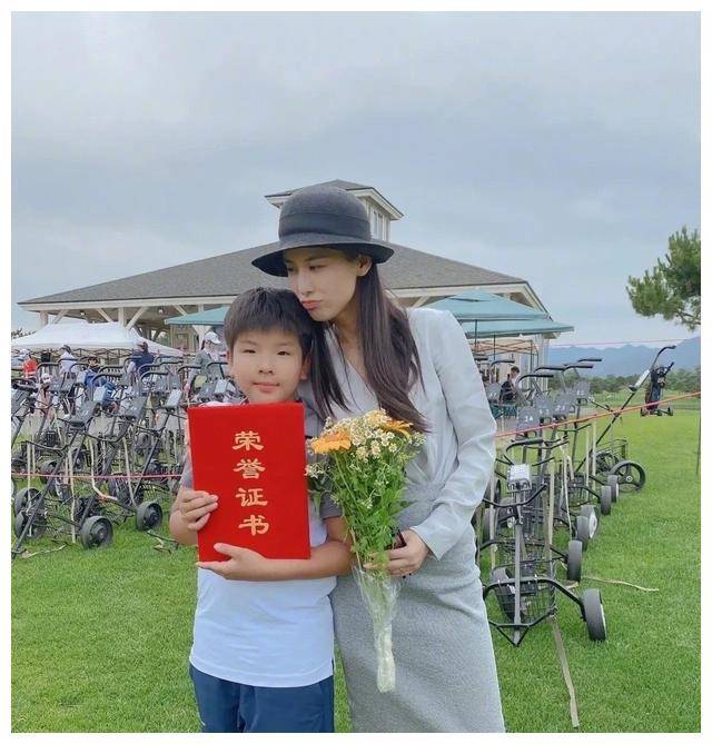 黄圣依晒40岁andy成长合照小儿子乖巧可爱尽显家庭温情