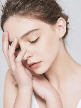 成分温和不刺激,质地清爽,好吸收,水水润润的,让祛斑美白效果更加出众