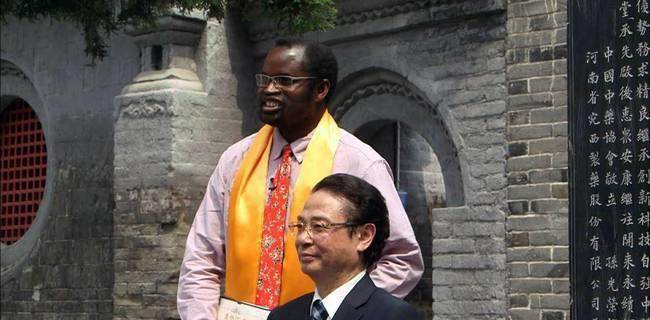 原创全国首位黑人中医博士中国行医30年娶四川妻子满口方言