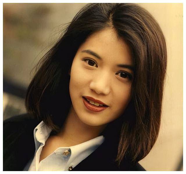 袁咏仪52岁最新近照:素颜颜值依旧惊艳,给明星们上了一课!_自律_状态_