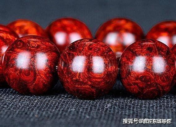 诸如水波,金星,瘤疤之类,但凡小叶紫檀有的,都能在血檀木上找到,尤其