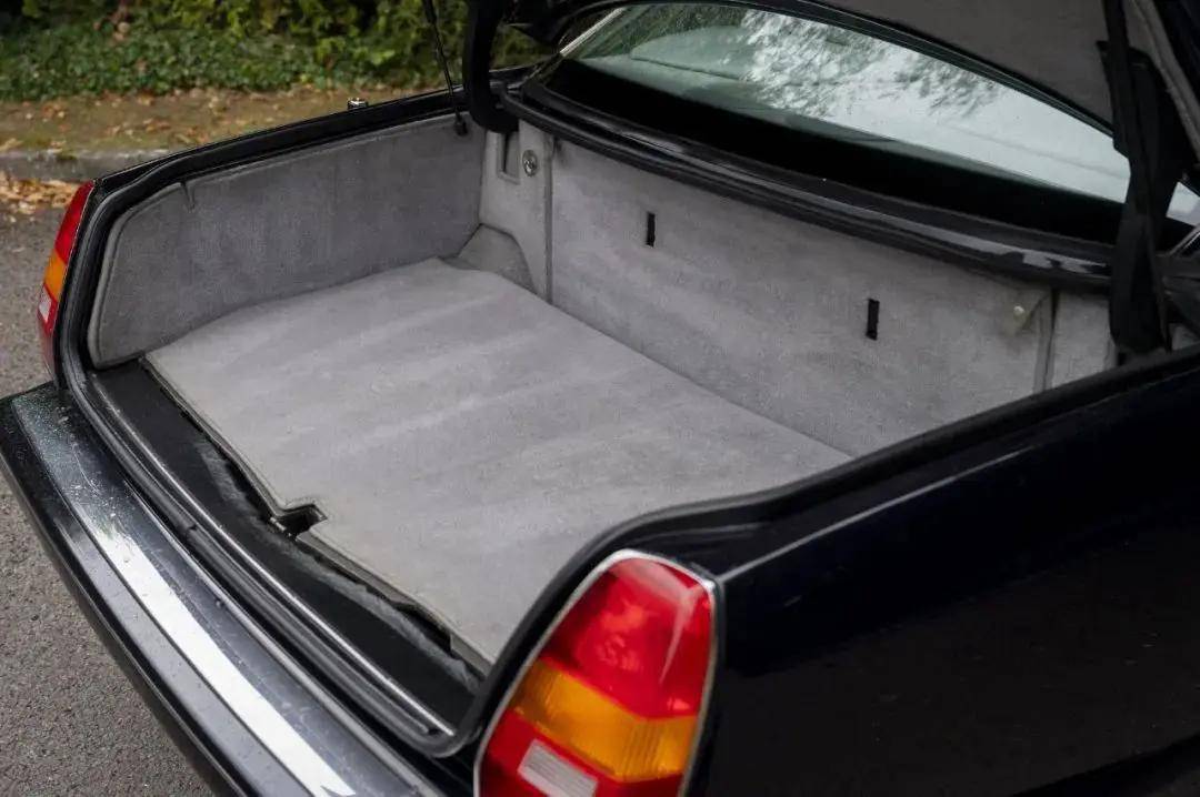 传奇歌手艾尔顿·约翰拥有的1992年定制版宾利,选配发