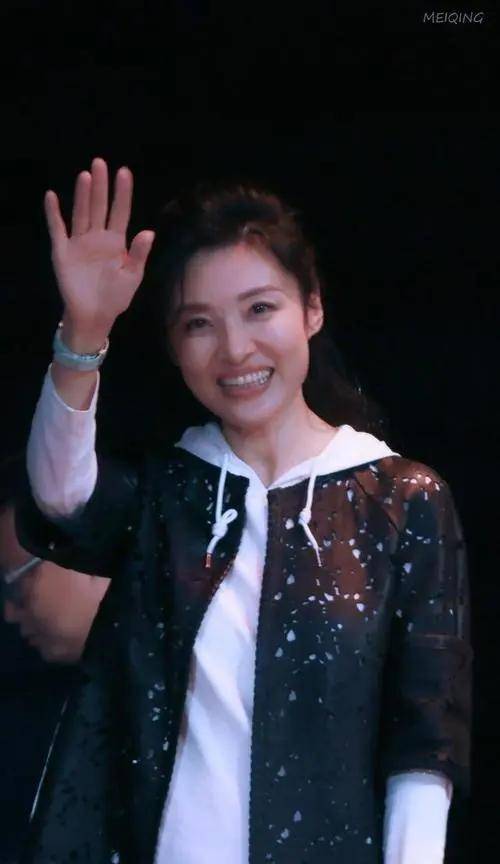 原创55岁的周涛从央视主持到董事长她跟董卿走上截然不同的两条路