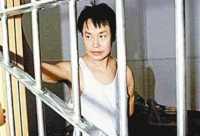 5月,他和香港另一悍匪叶继欢合谋绑架了香港首富李嘉诚的儿子李泽钜