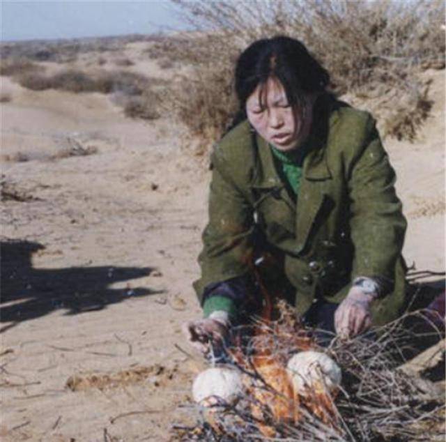 原创殷玉珍远嫁荒漠面朝黄沙缺吃少穿15年后成时代楷模