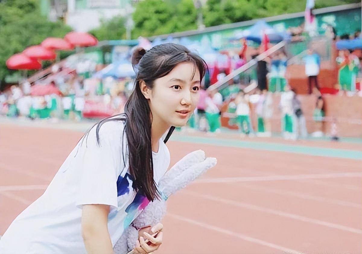 关心她的网友一直以为都是高君雨的妈妈在发视频,也就没有在意,但在3