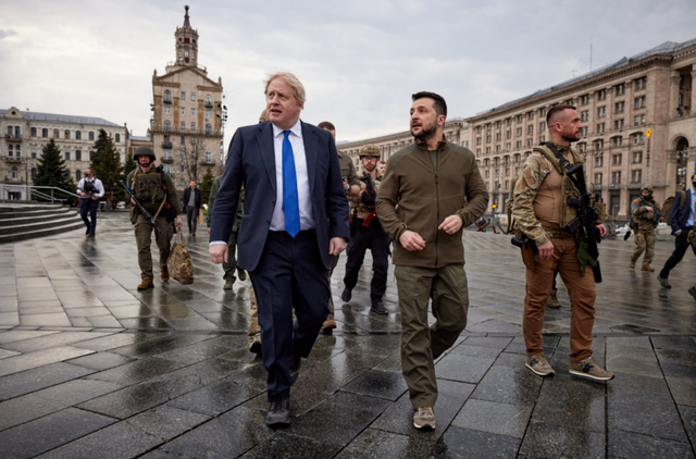 原创俄法矛盾激化之后马克龙准备见泽连斯基俄导弹还会打偏吗