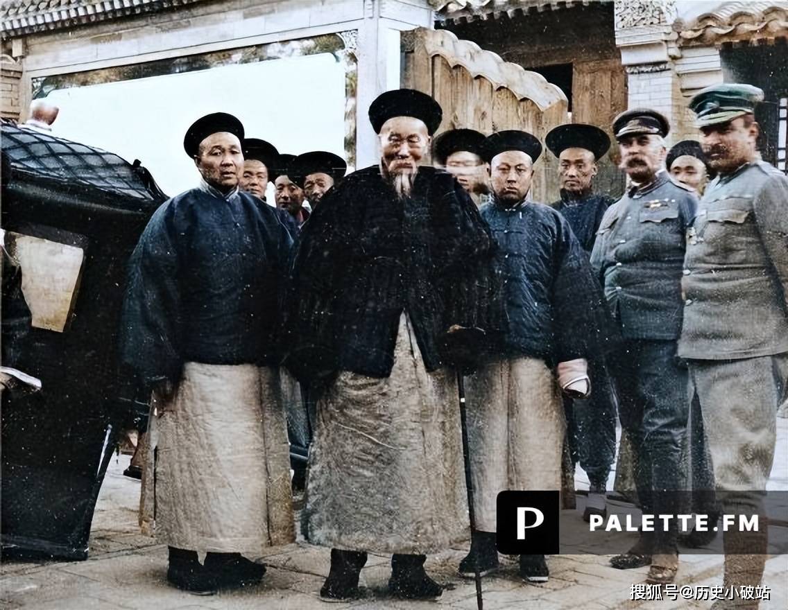 在这个关键的时刻,李鸿章,这位自称为"大清朝的裱糊