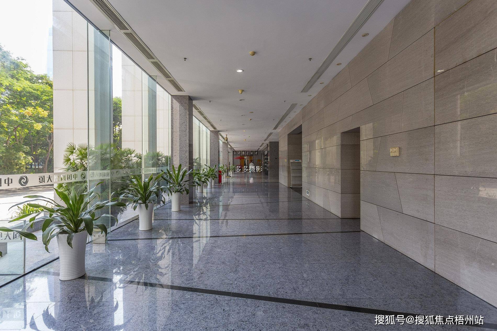 深圳中国凤凰大厦租120人独立办公室精装修带家具交通便利可注册