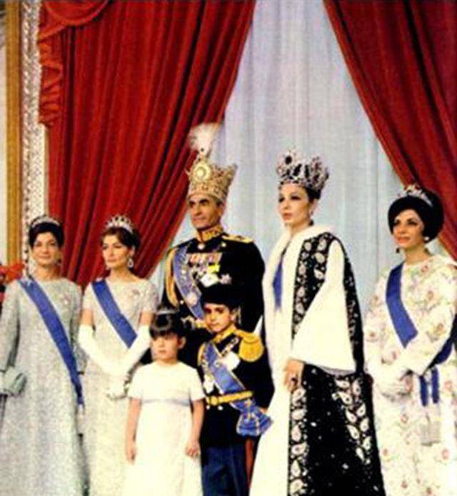 三位王后,一个比一个漂亮,命运却一个比一个悲剧_巴列维_福阿德_索拉