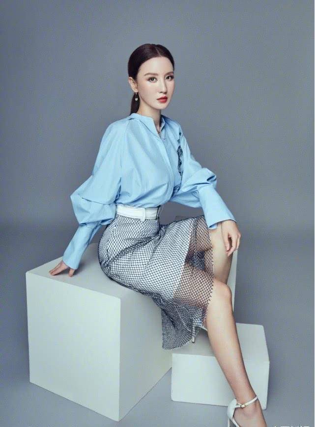 张萌穿上蓝色长袖上衣,搭配网格裙,露出白美纤细的逆天长美腿,非常的