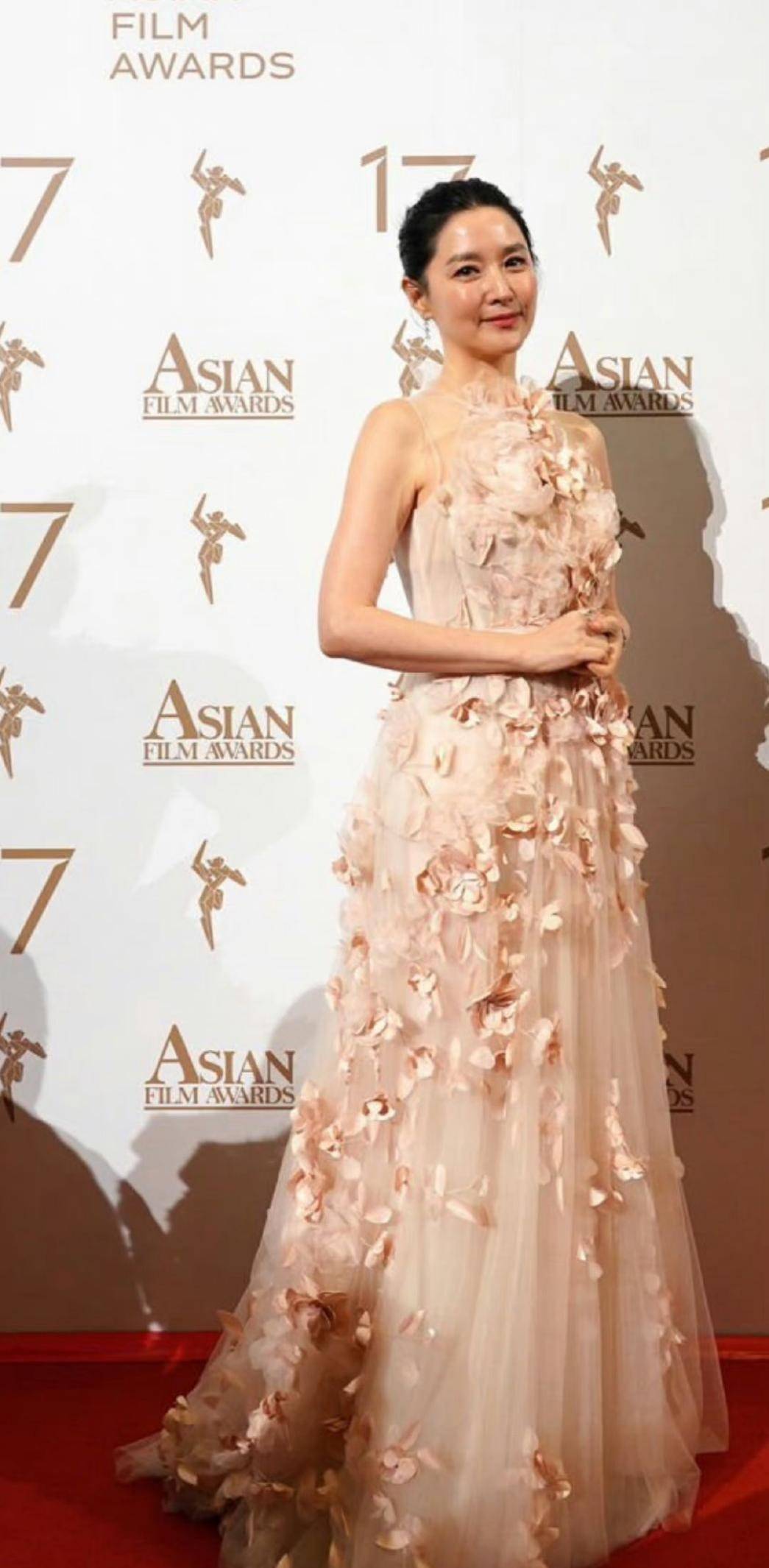 赵丽颖绝美动人,蒋勤勤端庄大气,但都被劣迹艺人艳压_造型_蔡卓妍