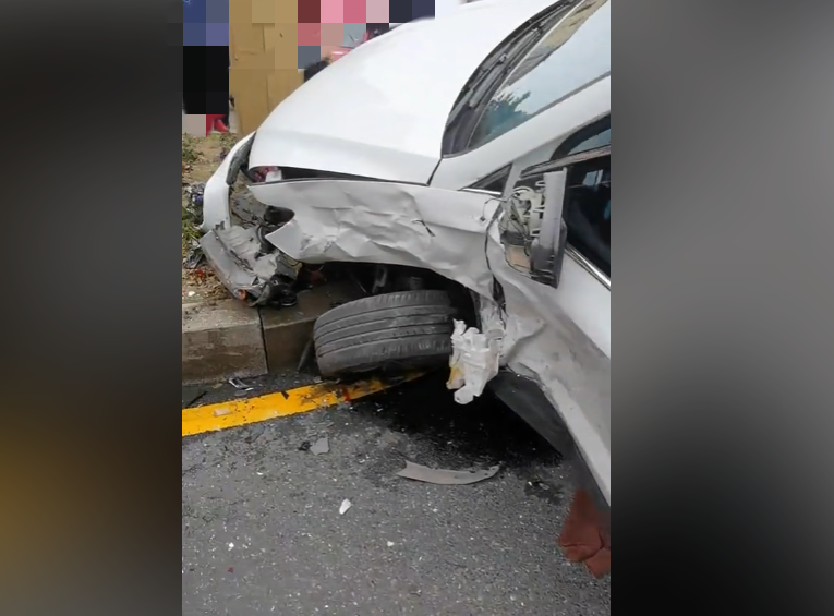 嘭的一声响动后南充市高坪城区这条路上出现了交通事故