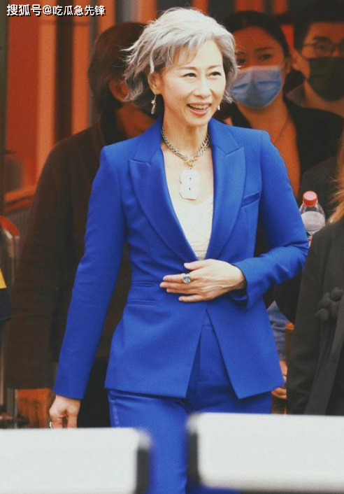 原创叶倩文自然老去的样子太美西服穿出洋气感满头银丝难掩骨子美