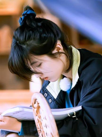 原创原创张子枫为冲刺高考一边录节目一边刷题手中的练习册太熟悉了