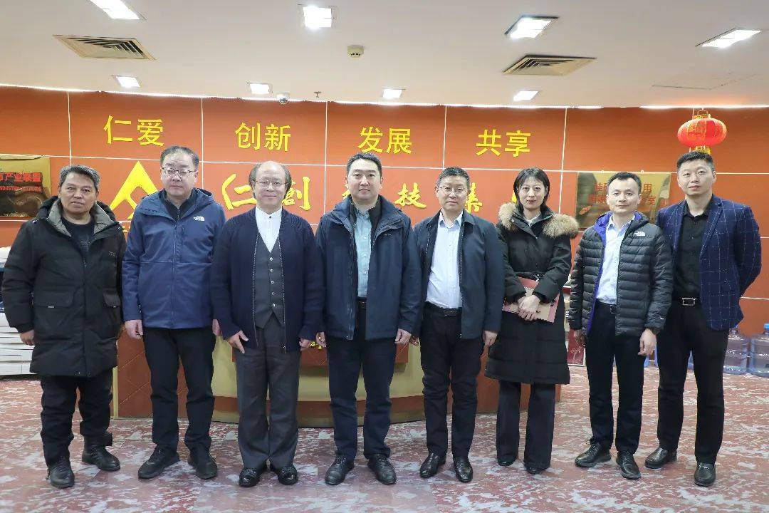 青岛西海岸新区副区长周诚率政府考察团一行莅临仁创科技集团考察