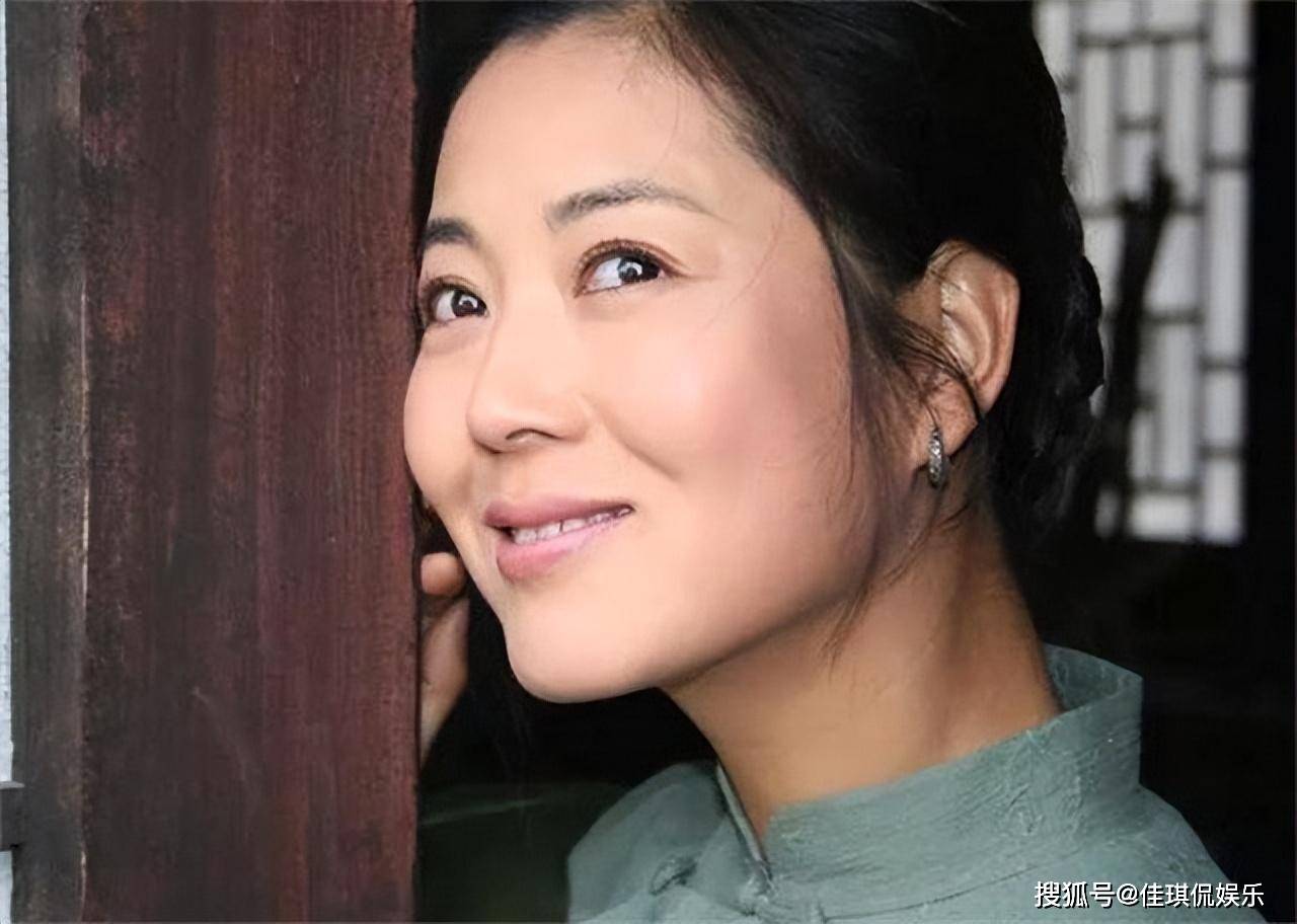 从那时起,她陆续接演了诸如《女人的村庄》,《胡杨女人》等众多农耕