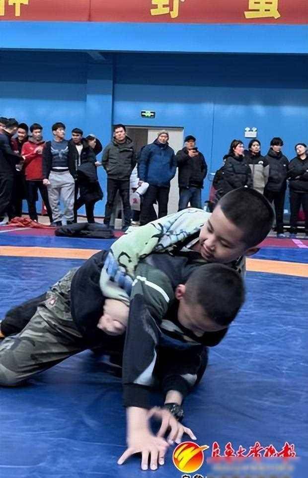 "像爸爸一样当世界冠军"-新疆"摔二代"们这样为理想奋斗_摔跤_梦想