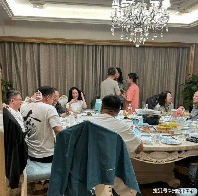 素颜出镜少女感全无,女神滤镜消失不见_女明星_哈尔滨_聚餐