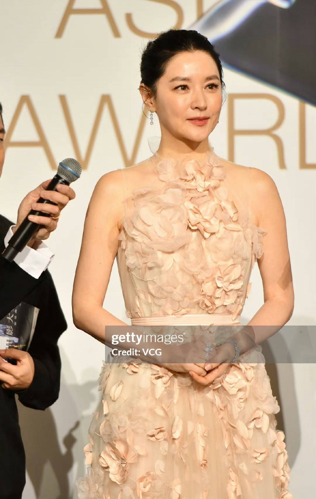 赵丽颖绝美动人,蒋勤勤端庄大气,但都被劣迹艺人艳压_造型_蔡卓妍