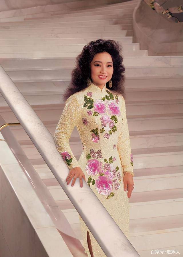 宁愿拒绝结婚也不改国籍,春晚都能为她破例,71岁依旧无儿无女_徐小凤