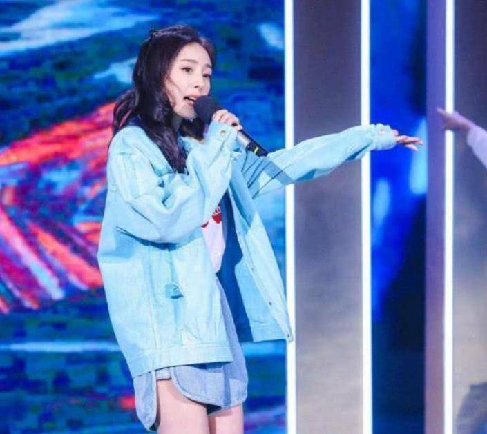 原创杨幂上快本时想秀自己的清纯装哪想被腿抢了镜网友爱了