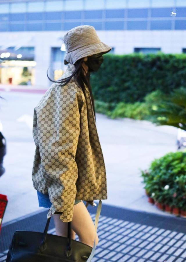 原创杨幂公式穿搭太无趣肥上衣配超短裤下衣失踪真的看够了