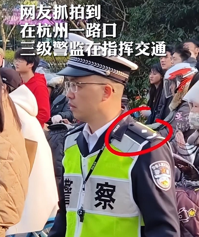 网友拍到三级警监在路口指挥交通,三级警监一般是什么职务呢?