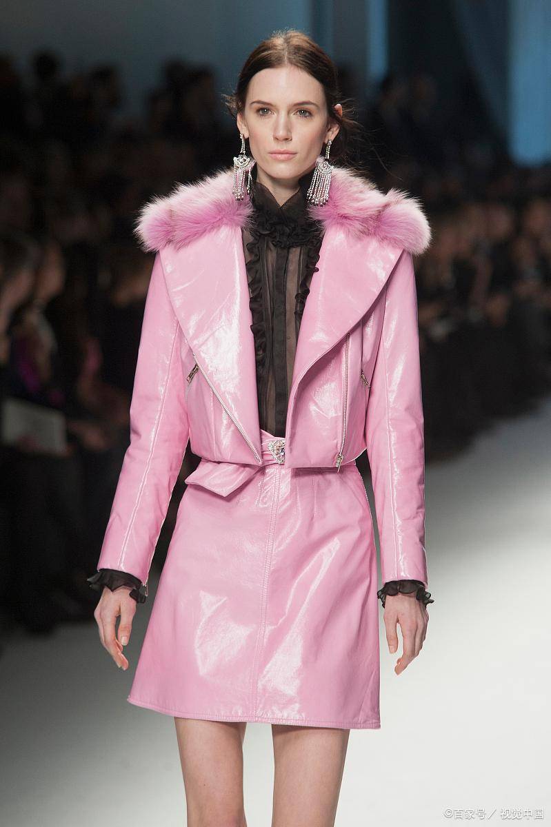 黑色与粉色的搭配既经典又时尚,黑色内搭能够凸显粉色派克服的亮眼