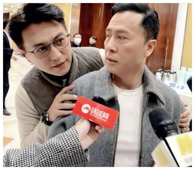 在这次重要会议上,演员们的出席和发声引领着社会话题的讨论.