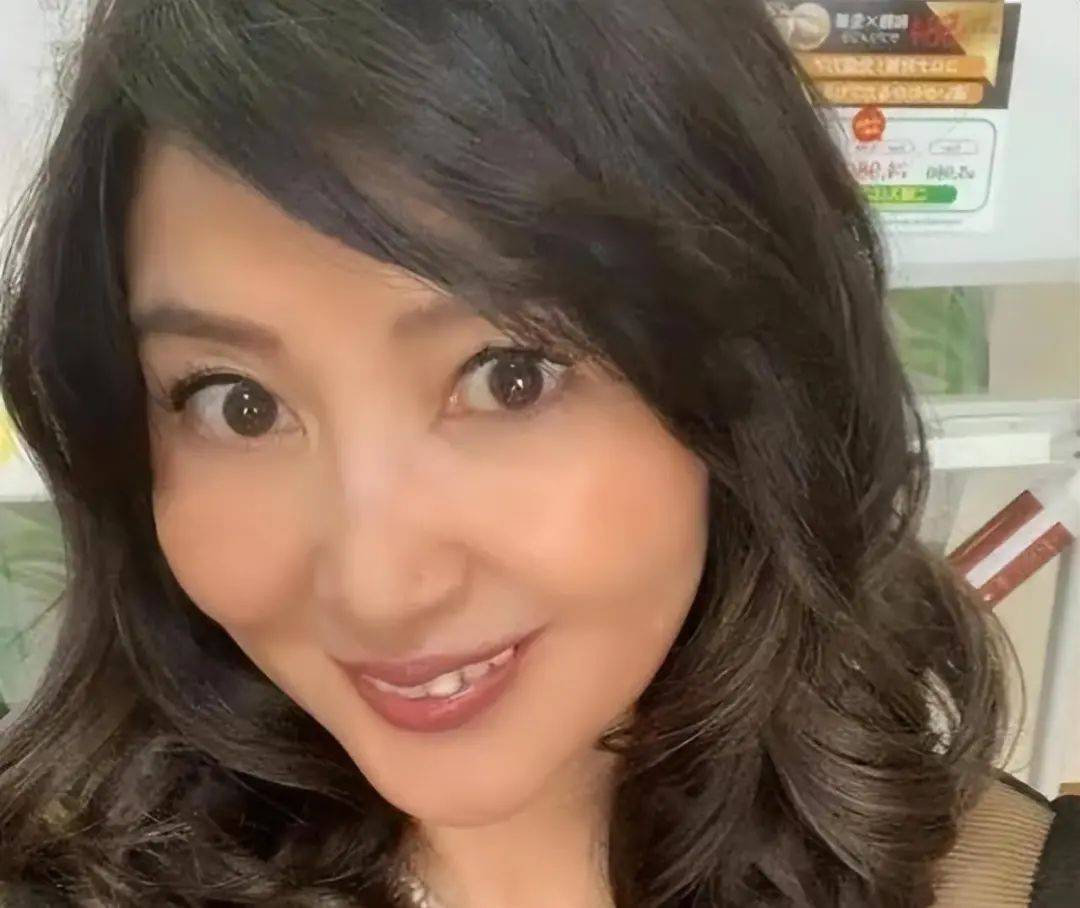 原创日本74岁美女奶奶颜值逆龄容貌如同少女和孙子出门被认母子