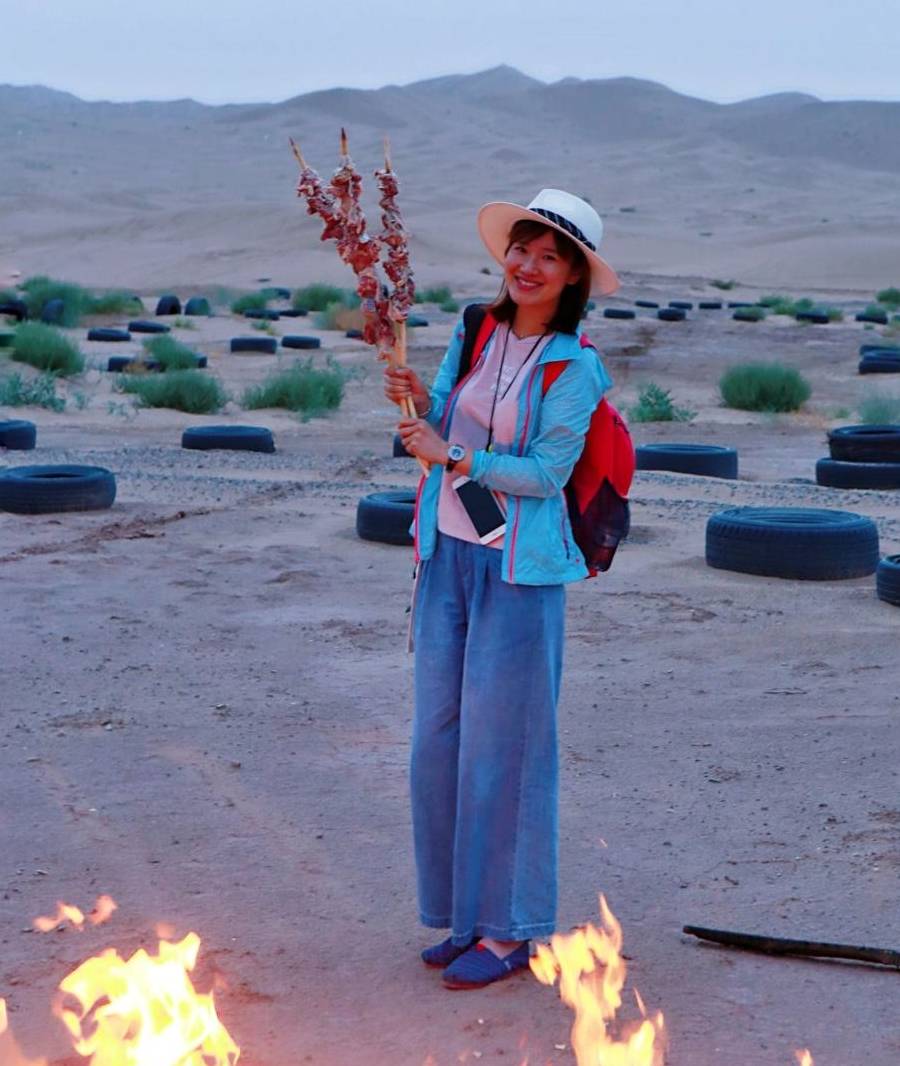 美女在新疆吃到这样的羊肉串高兴的手舞足蹈