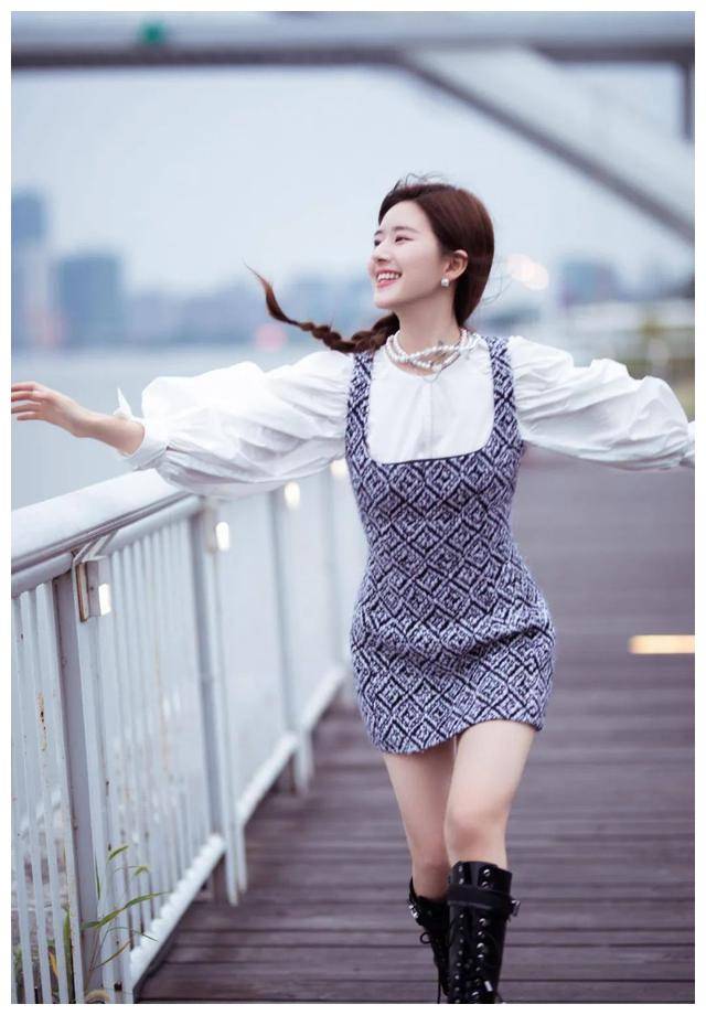 赵露思直播揭秘真实身材,网友身材焦虑消失!_明星_形象_审美