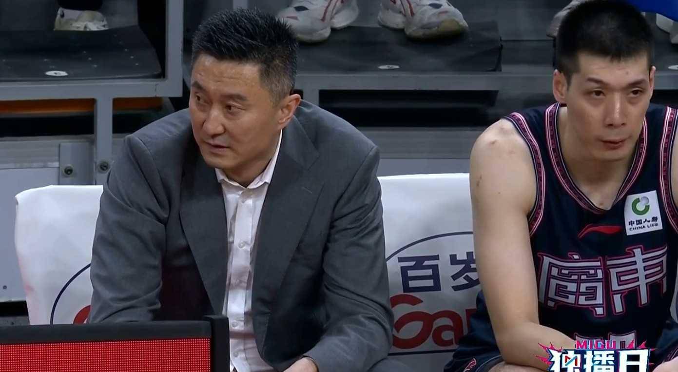 原创网友质疑周琦诈伤被打裆重摔1分钟就生龙活虎称是杜锋战