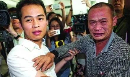 六七岁的男孩确实还没有十分明智的明辨是非的能力,面对棒棒糖的诱惑