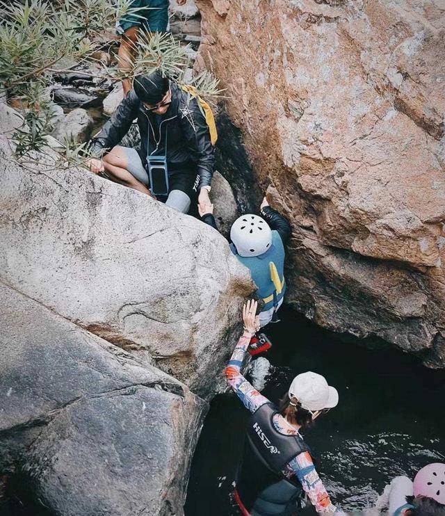 根据发布的照片,一家人在长白山进行了一次激动人心的户外探险.