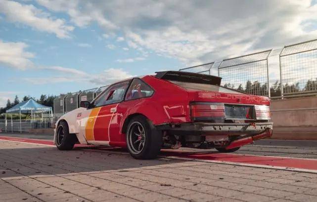 所以车主并不准备花大价钱改装这辆车,直接选择了日产s13的刹车系统