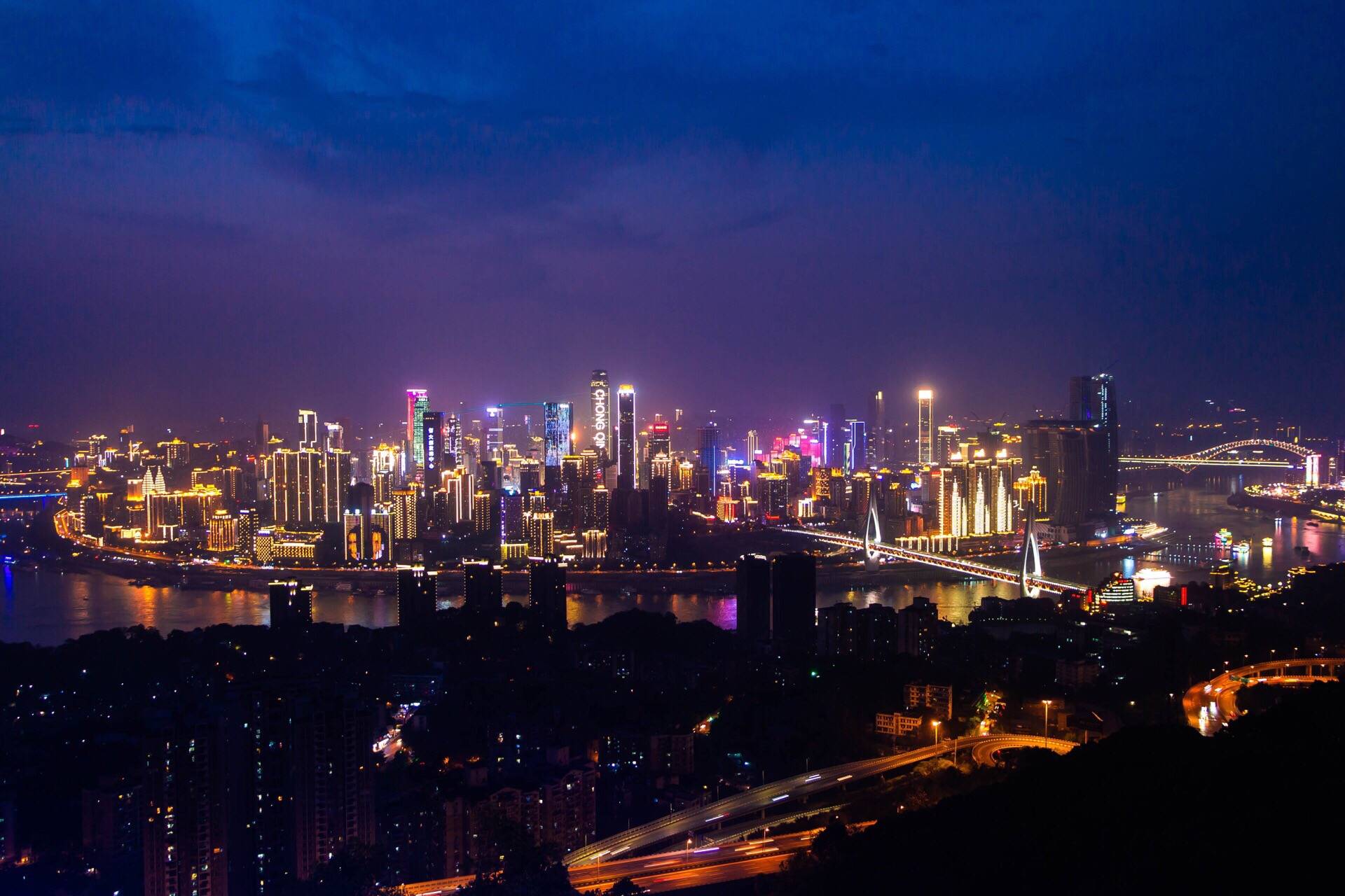 观景台如果要俯瞰山城重庆,太阳快下山前就来这赏景,夕阳夜景一次完成