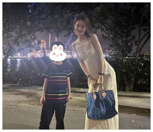 国外惊现美女金晨,街头拍下绝美镜头,独特吊带惹眼!