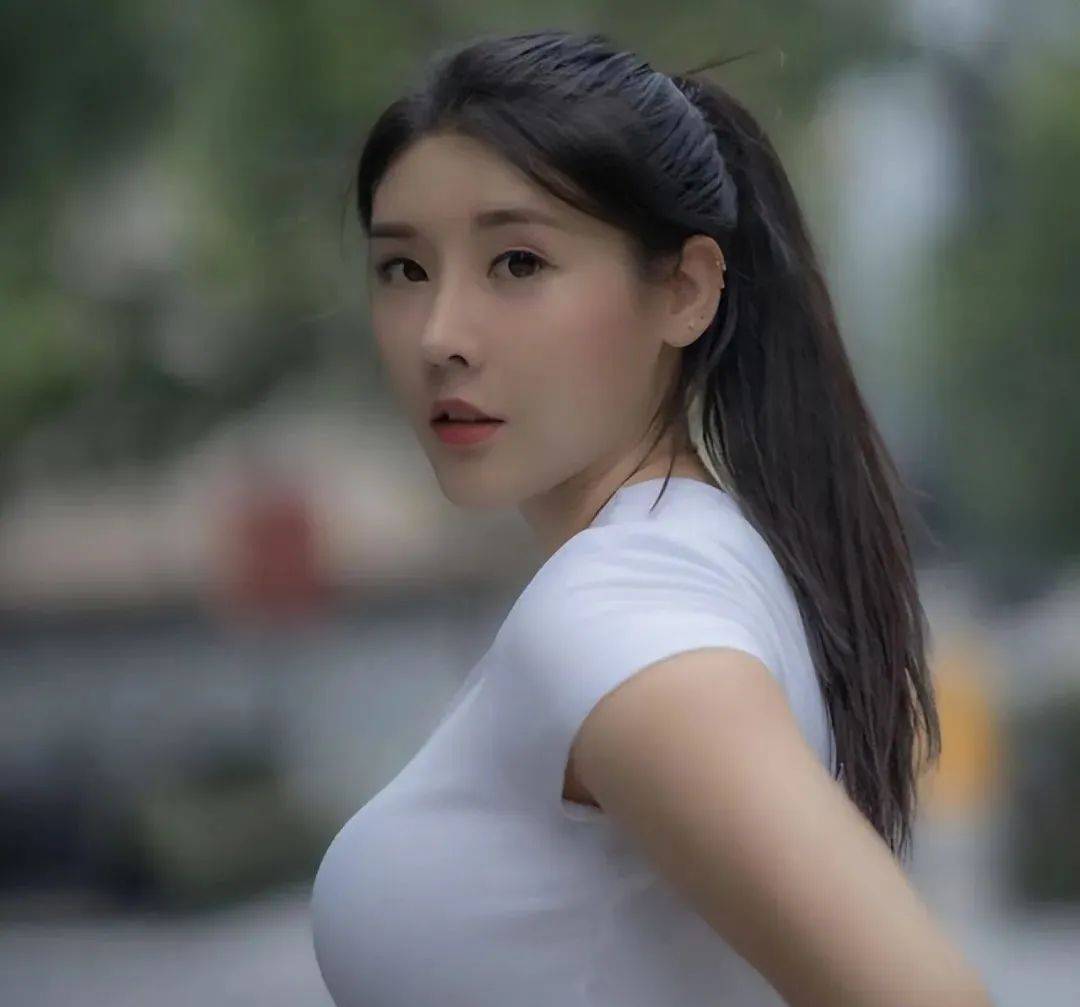 原创中国臀神刘太阳臀围110cm肥而不腻身材太炸裂她才是人间尤物