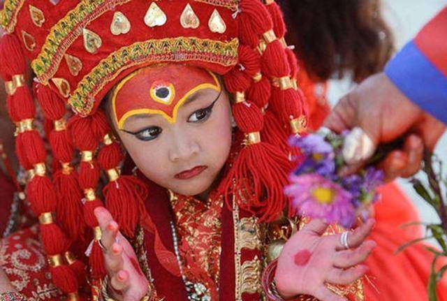 原创尼泊尔活女神悲哀被禁锢在寺庙双脚不能触地最后孤独终老